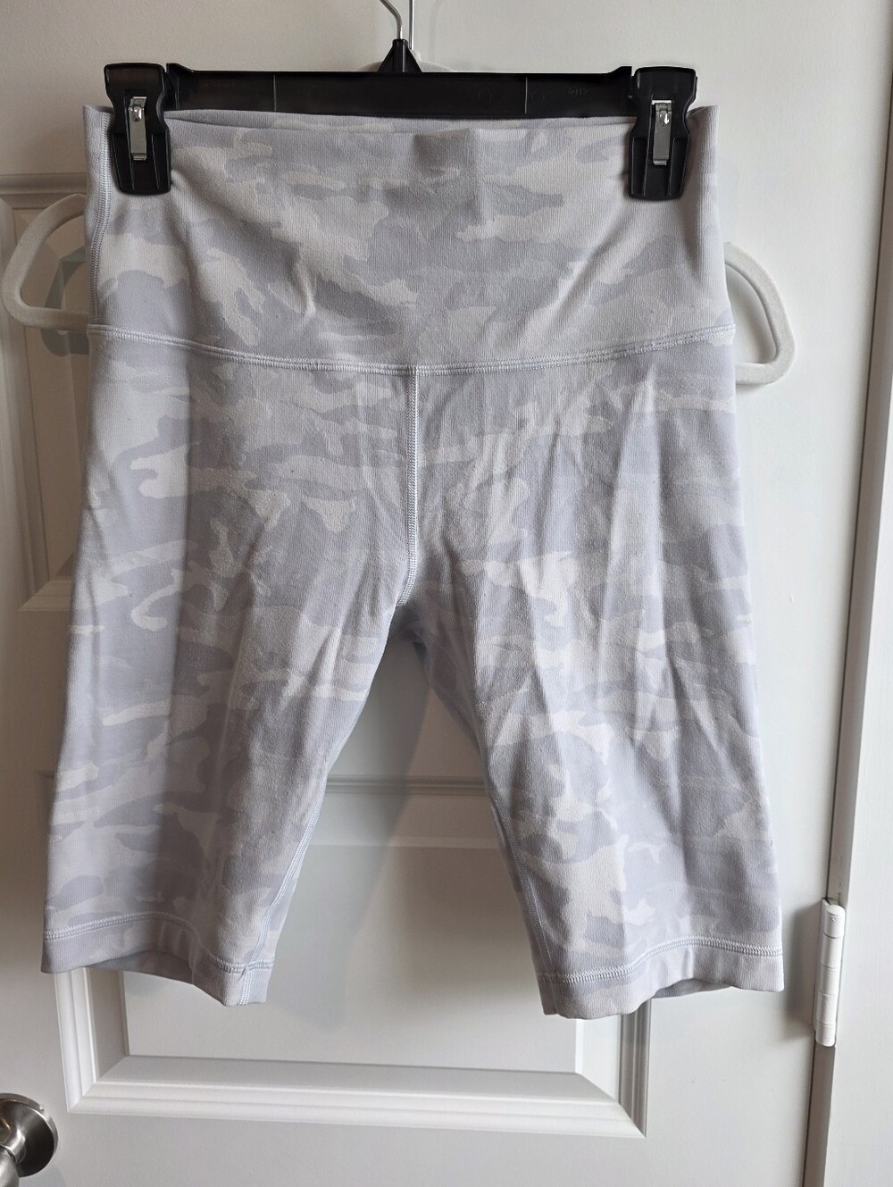 lululemon athletica Light Gray Camo High-Rise Bike Shorts Size 8 G128